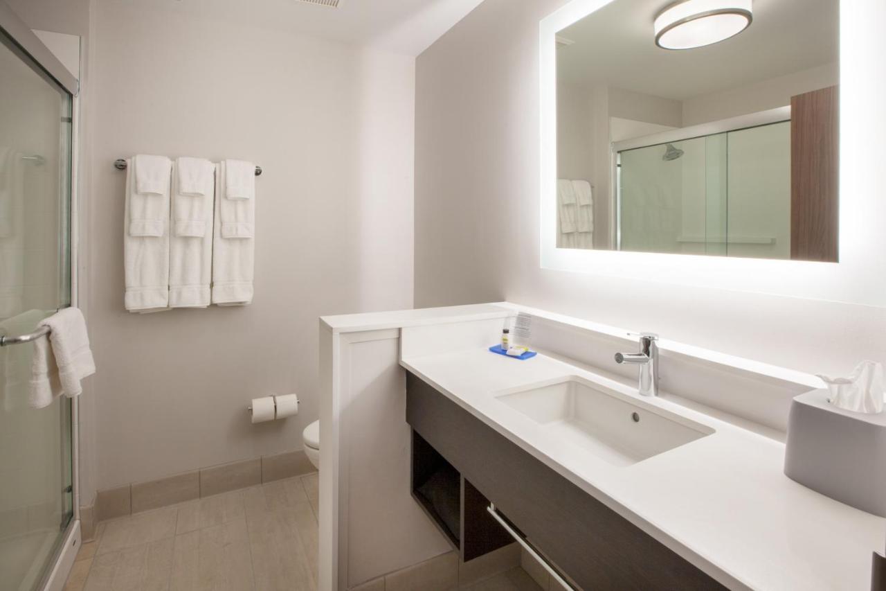 Holiday Inn Express Doral Miami By Ihg Exterior photo
