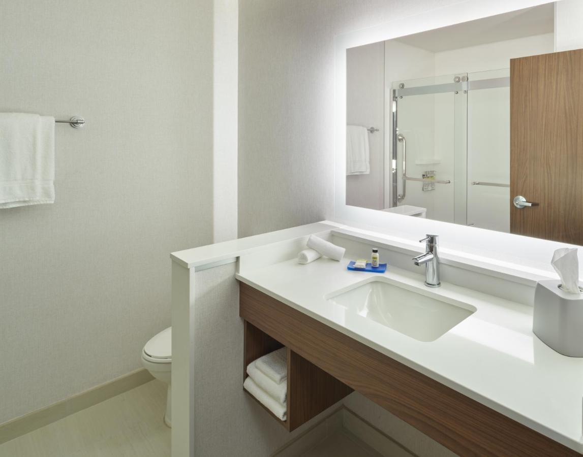 Holiday Inn Express Doral Miami By Ihg Exterior photo