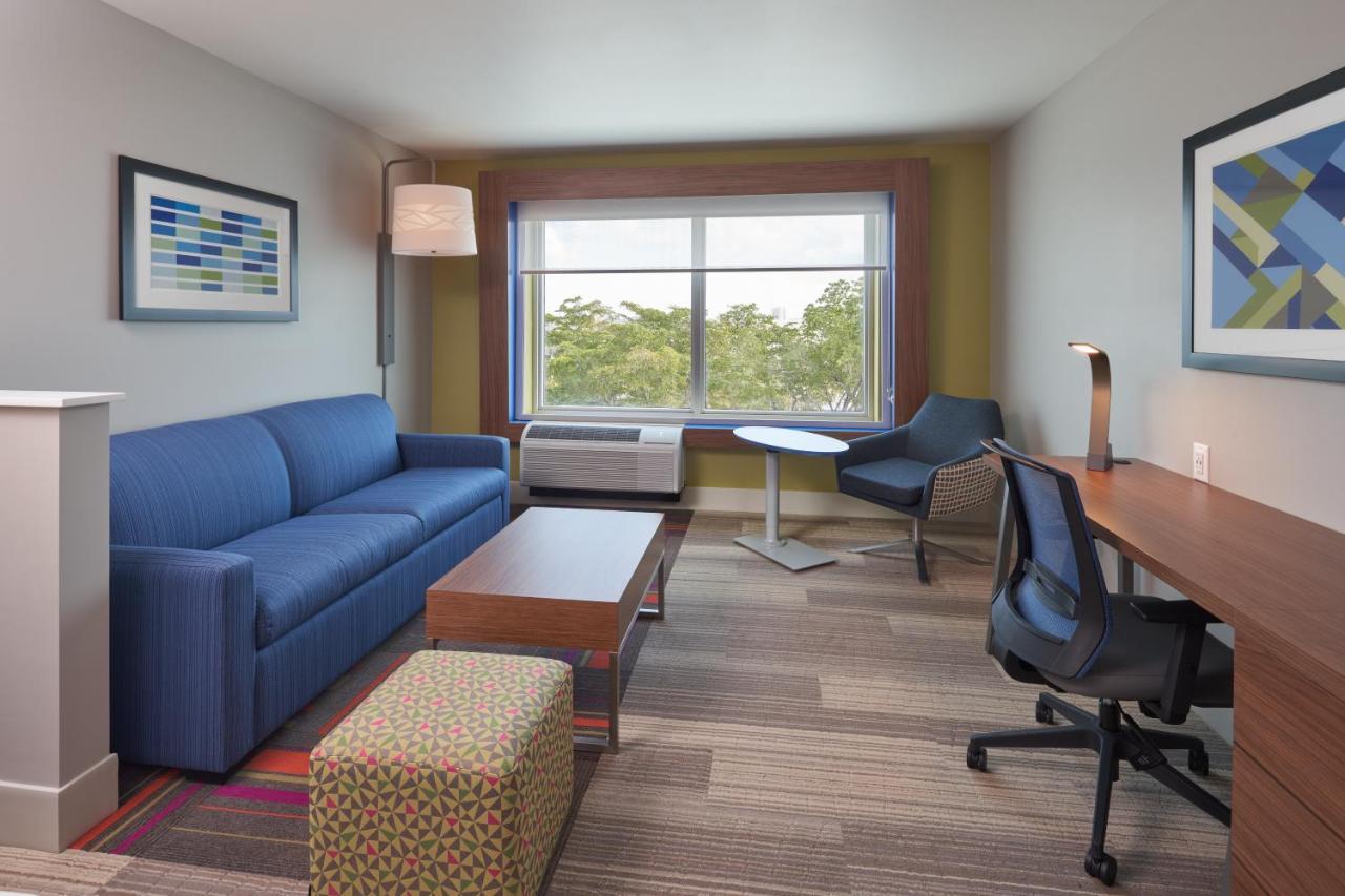 Holiday Inn Express Doral Miami By Ihg Exterior photo