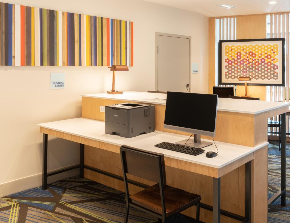 Holiday Inn Express Doral Miami By Ihg Exterior photo