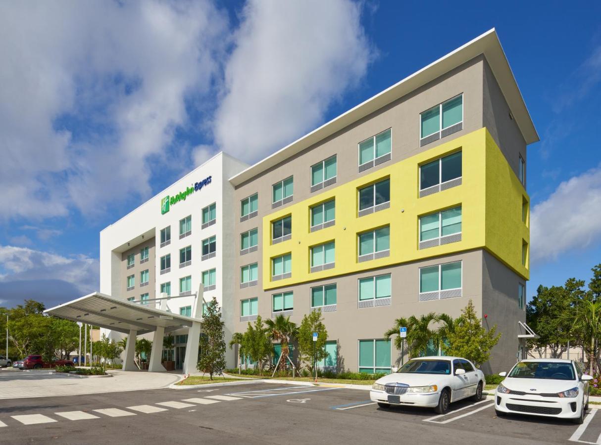 Holiday Inn Express Doral Miami By Ihg Exterior photo