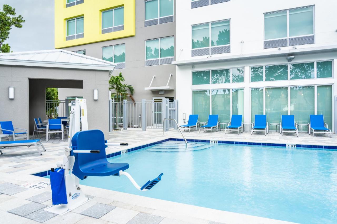 Holiday Inn Express Doral Miami By Ihg Exterior photo